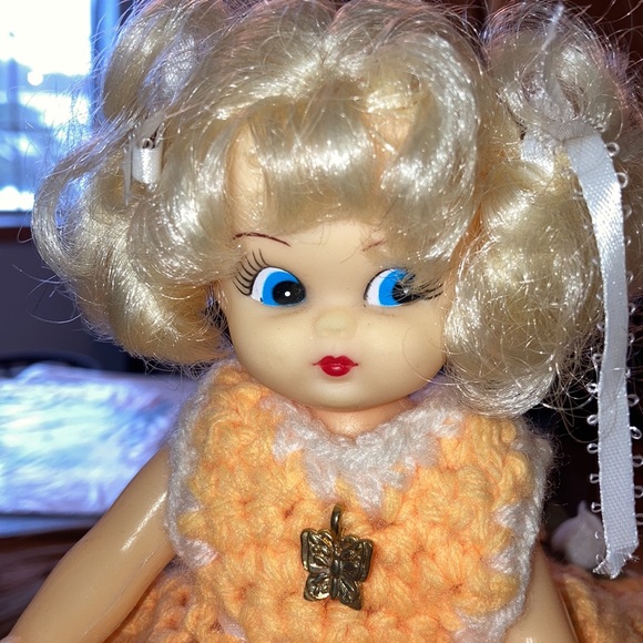 Vintage handmade toilet paper bottle topper
Peach and white - Picture 2 of 4